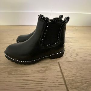 Like new worn once girls boots